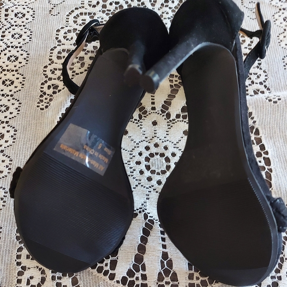 Black,  cute heels. - Picture 3 of 4
